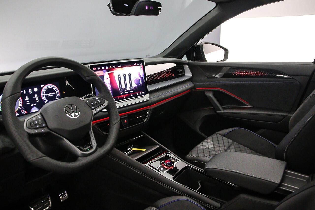 Volkswagen Tayron R-Line Edition 1.5 TSI eHybrid 272pk DSG Automaat Trekhaak, Panoramadak, Adaptive cruise control, 360 camera, Achteruitrijcamera, LED matrix koplampen