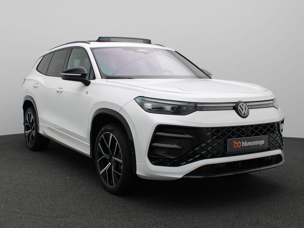 Volkswagen Tayron 1.5 eHybrid R-Line Edition 272PK DSG Pano-Schuifdak, Trekhaak, Black Style, Lederen Bekleding, Harman Kardon Audio, Navi via Apple Carplay/Android Auto, Achteruitrijcamera, Stoel-Stuurverwarming, Elekt. Achterklep, 20" LM Velgen