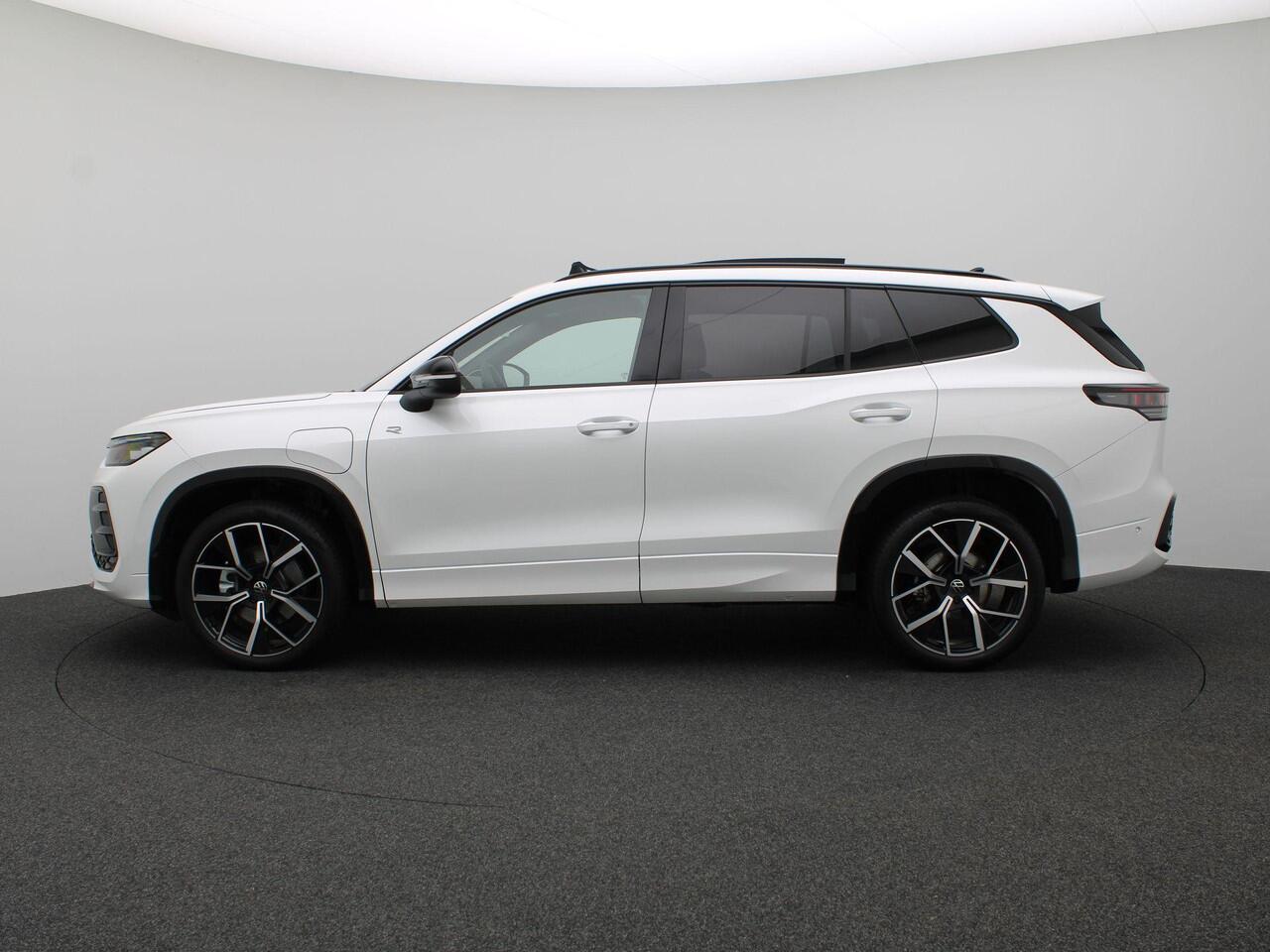 Volkswagen Tayron 1.5 eHybrid R-Line Edition 272PK DSG Pano-Schuifdak, Trekhaak, Black Style, Lederen Bekleding, Harman Kardon Audio, Navi via Apple Carplay/Android Auto, Achteruitrijcamera, Stoel-Stuurverwarming, Elekt. Achterklep, 20" LM Velgen