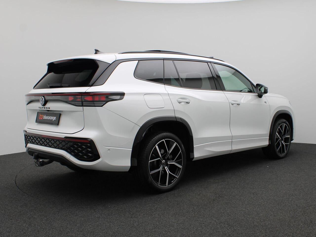 Volkswagen Tayron 1.5 eHybrid R-Line Edition 272PK DSG Pano-Schuifdak, Trekhaak, Black Style, Lederen Bekleding, Harman Kardon Audio, Navi via Apple Carplay/Android Auto, Achteruitrijcamera, Stoel-Stuurverwarming, Elekt. Achterklep, 20" LM Velgen