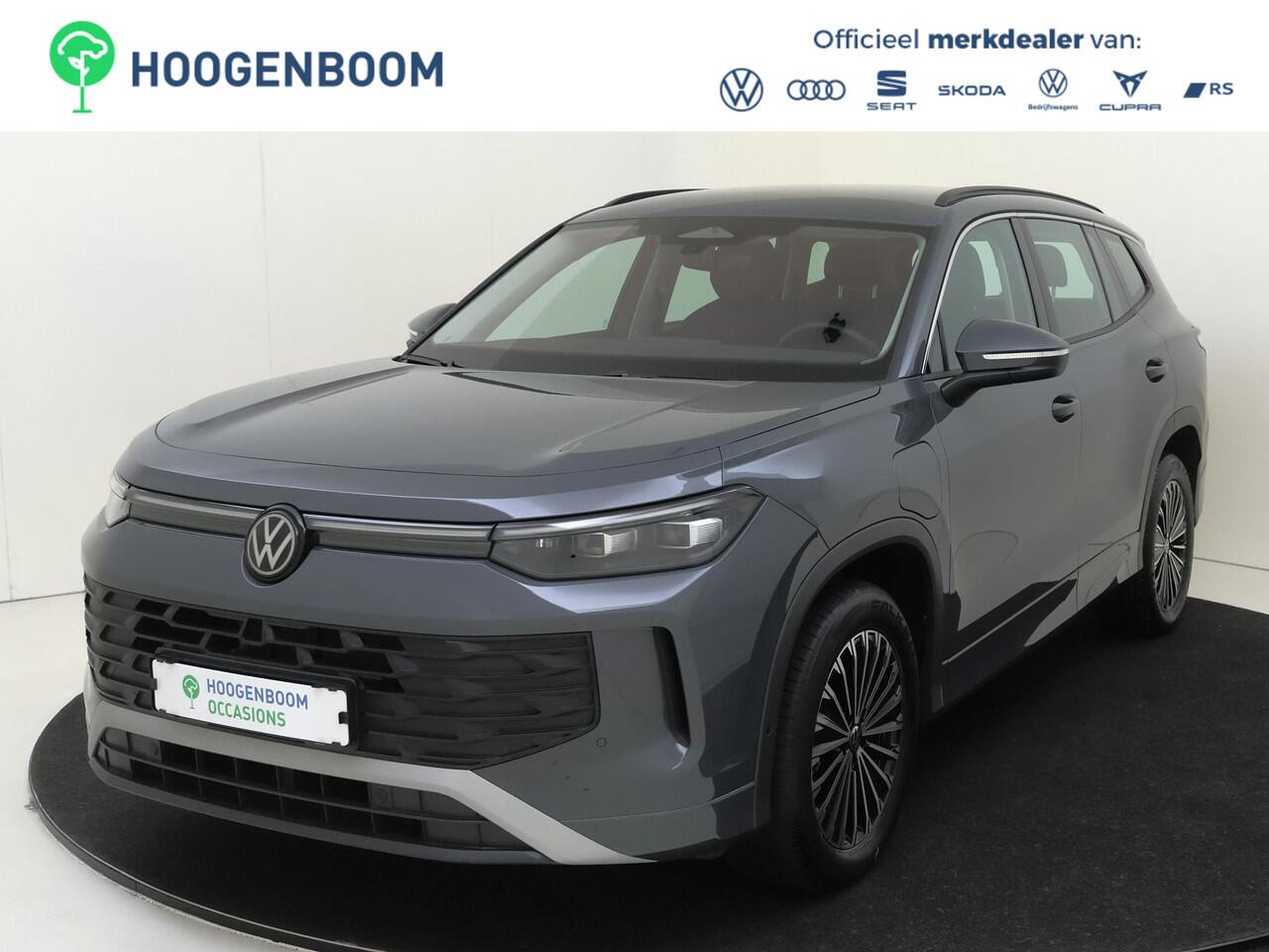Volkswagen Tayron 1.5 eHybrid Life Edition | SoH 100% | Trekhaak | Adaptieve demping systeem | Achteruitrijcamera | 3-zone airco | Dodehoek detectie | Adaptieve cruise control | Stoel- en stuurwielverwarming | CarPlay |