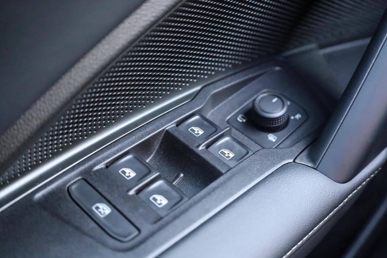 Volkswagen Tayron 1.5 eHybrid Life Edition PL ¤863 p/m* 150KW/204PK, Snelladen 40KW mogelijk, 60 mnd 100.000km garantie, Navigatie, 18" LMV All season, wegklapbare trekhaak, stoelverwarming, DCC, adaptief onderstel, privacy glas, chrome dakrail, camera, side assist, ACC 3 