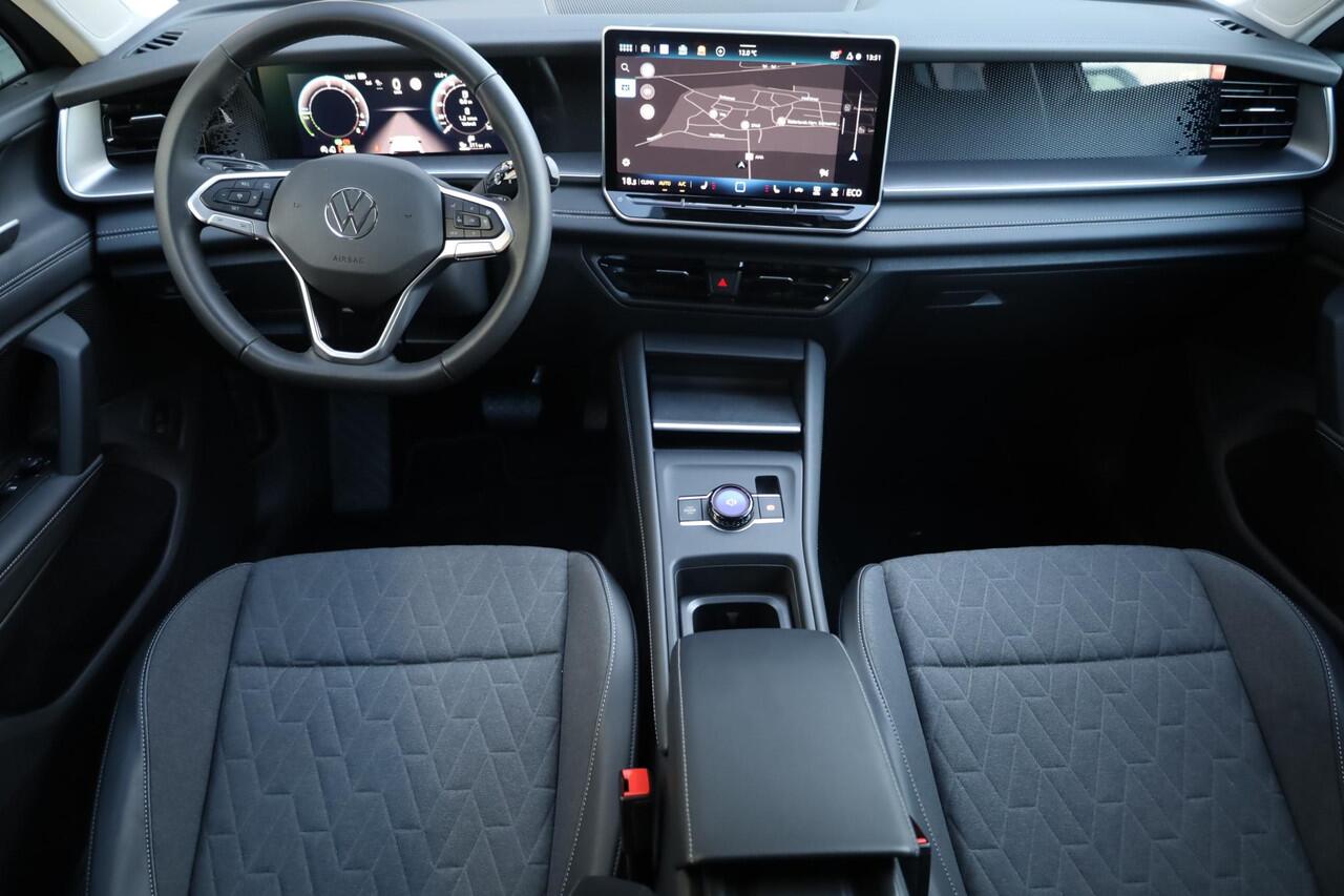 Volkswagen Tayron 1.5 eHybrid Life Edition PL ¤863 p/m* 150KW/204PK, Snelladen 40KW mogelijk, 60 mnd 100.000km garantie, Navigatie, 18" LMV All season, wegklapbare trekhaak, stoelverwarming, DCC, adaptief onderstel, privacy glas, chrome dakrail, camera, side assist, ACC 3 