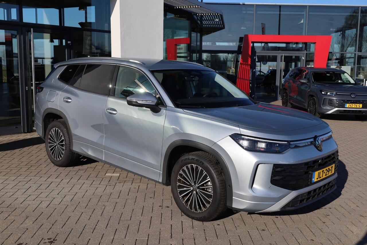 Volkswagen Tayron 1.5 eHybrid Life Edition PL ¤863 p/m* 150KW/204PK, Snelladen 40KW mogelijk, 60 mnd 100.000km garantie, Navigatie, 18" LMV All season, wegklapbare trekhaak, stoelverwarming, DCC, adaptief onderstel, privacy glas, chrome dakrail, camera, side assist, ACC 3 