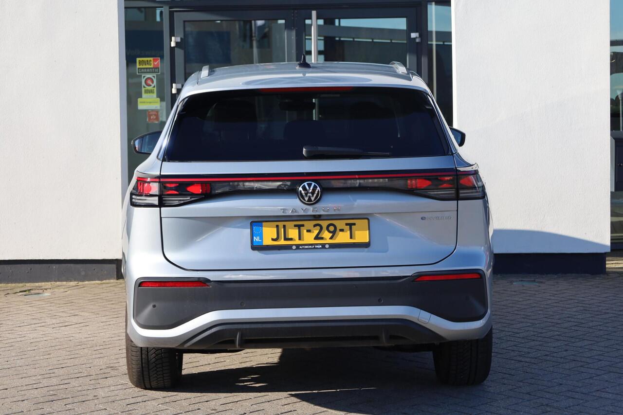 Volkswagen Tayron 1.5 eHybrid Life Edition PL ¤863 p/m* 150KW/204PK, Snelladen 40KW mogelijk, 60 mnd 100.000km garantie, Navigatie, 18" LMV All season, wegklapbare trekhaak, stoelverwarming, DCC, adaptief onderstel, privacy glas, chrome dakrail, camera, side assist, ACC 3 