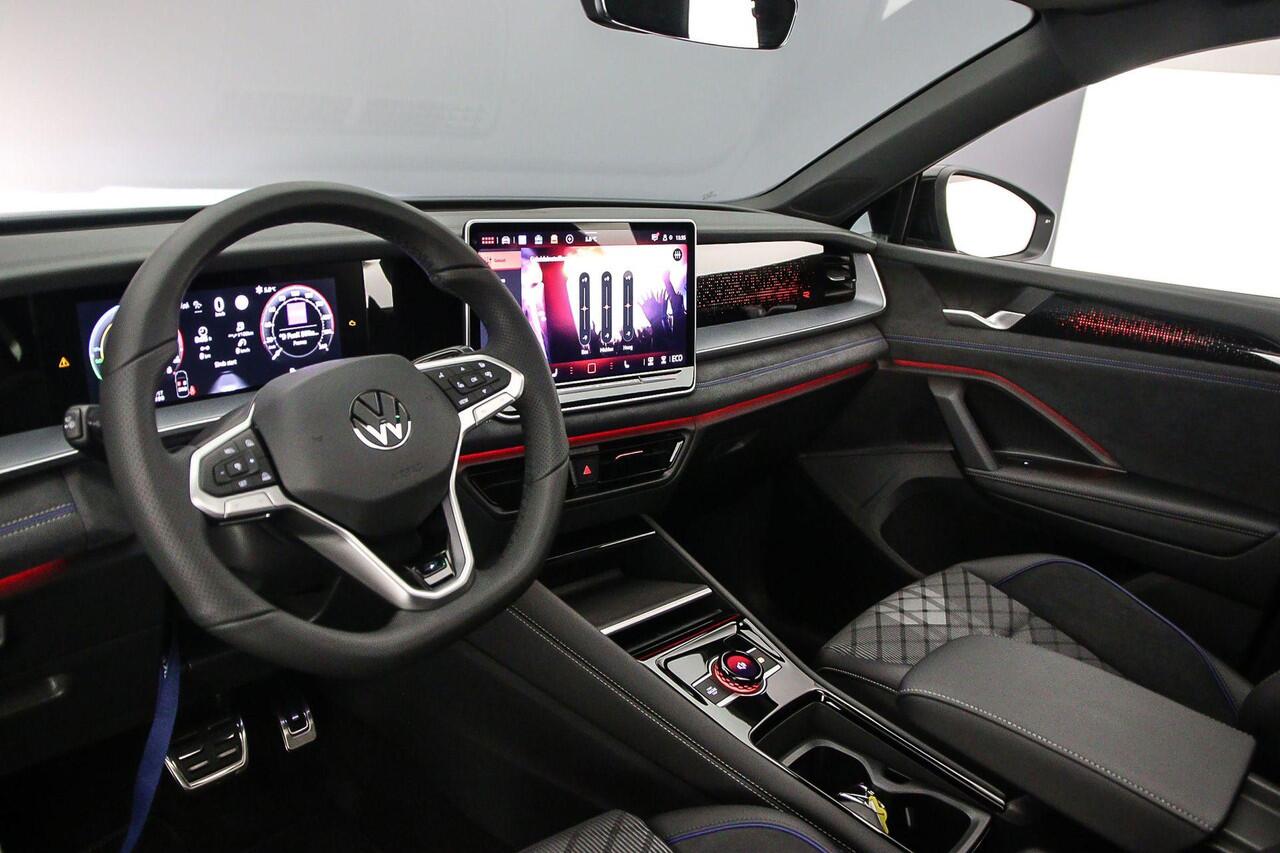 Volkswagen Tayron R-Line Edition 1.5 TSI eHybrid 272pk DSG Automaat Trekhaak, Panoramadak, Navigatie, Elektrische achterklep, Adaptive cruise control, 360 camera, Achteruitrijcamera