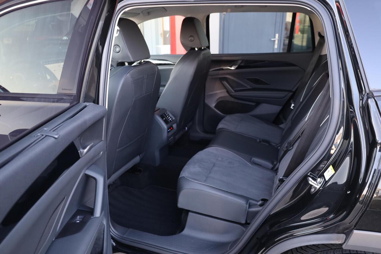 Volkswagen Tayron 1.5 eHybrid Elegance wegklapbare trekhaak leder / alcantara area view elektrische achterklep spiegel pakket navigatie IQ Matrix comfort telefoon laders 2 x travel assist ACC keys less acces & entry 18" LMV napoli privacy glas chroom pakket travel assist d