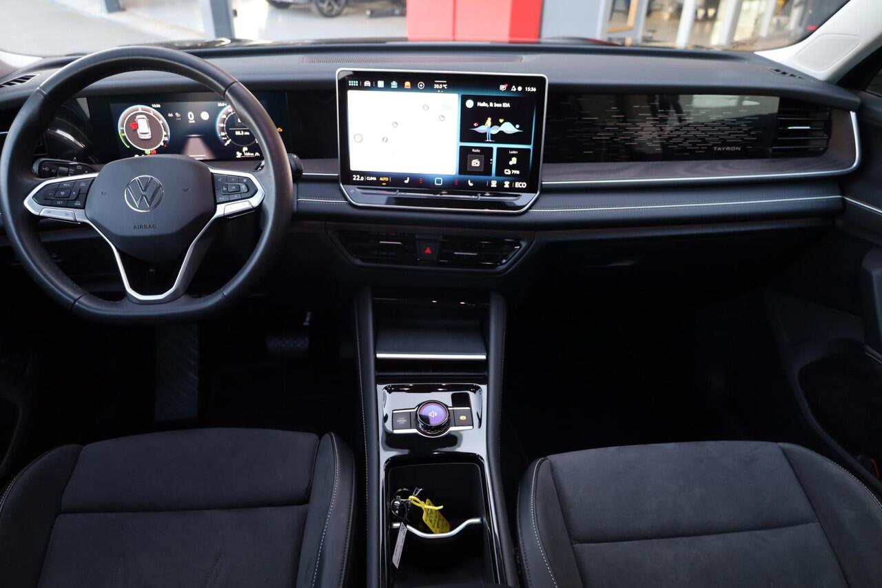 Volkswagen Tayron 1.5 eHybrid Elegance wegklapbare trekhaak leder / alcantara area view elektrische achterklep spiegel pakket navigatie IQ Matrix comfort telefoon laders 2 x travel assist ACC keys less acces & entry 18" LMV napoli privacy glas chroom pakket travel assist d