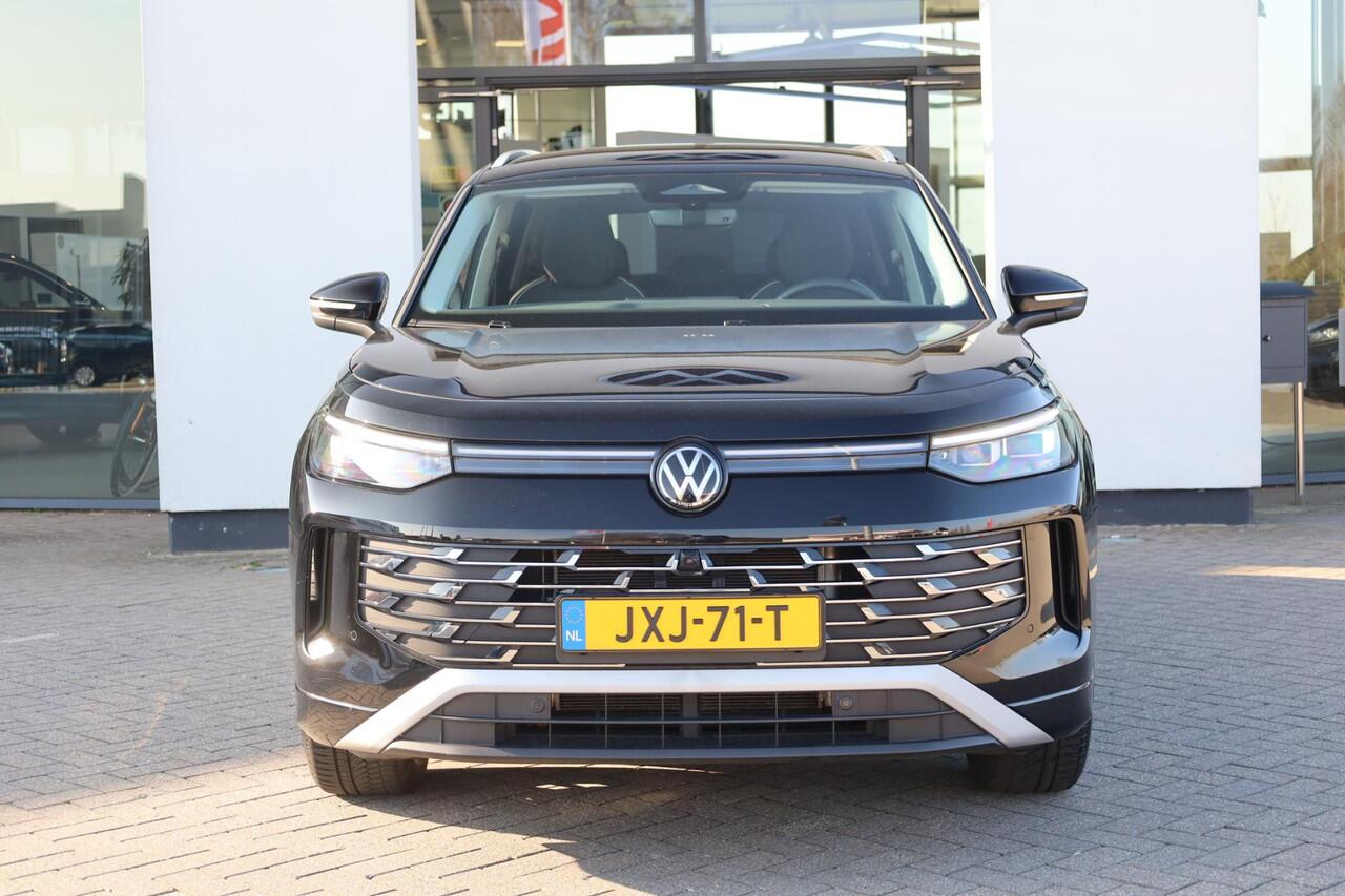 Volkswagen Tayron 1.5 eHybrid Elegance wegklapbare trekhaak leder / alcantara area view elektrische achterklep spiegel pakket navigatie IQ Matrix comfort telefoon laders 2 x travel assist ACC keys less acces & entry 18" LMV napoli privacy glas chroom pakket travel assist d