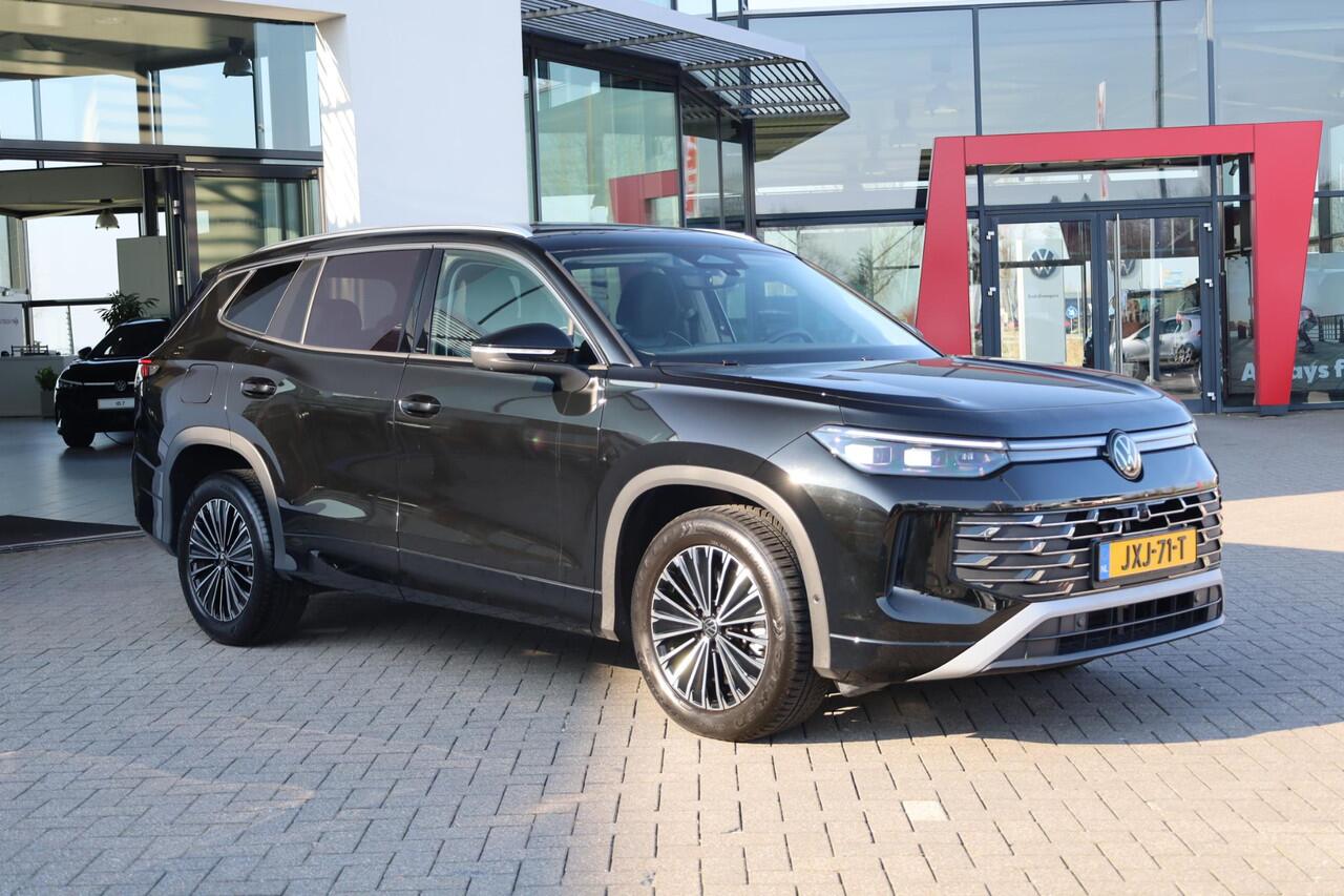 Volkswagen Tayron 1.5 eHybrid Elegance wegklapbare trekhaak leder / alcantara area view elektrische achterklep spiegel pakket navigatie IQ Matrix comfort telefoon laders 2 x travel assist ACC keys less acces & entry 18" LMV napoli privacy glas chroom pakket travel assist d