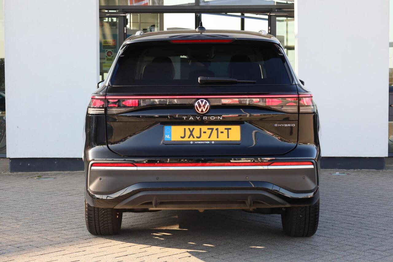 Volkswagen Tayron 1.5 eHybrid Elegance wegklapbare trekhaak leder / alcantara area view elektrische achterklep spiegel pakket navigatie IQ Matrix comfort telefoon laders 2 x travel assist ACC keys less acces & entry 18" LMV napoli privacy glas chroom pakket travel assist d