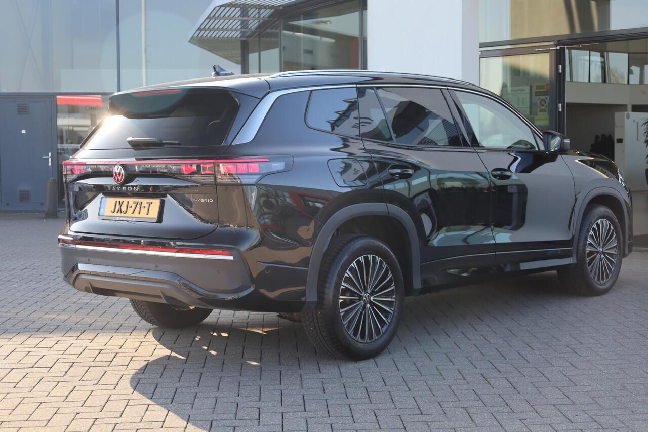 Volkswagen Tayron 1.5 eHybrid Elegance wegklapbare trekhaak leder / alcantara area view elektrische achterklep spiegel pakket navigatie IQ Matrix comfort telefoon laders 2 x travel assist ACC keys less acces & entry 18" LMV napoli privacy glas chroom pakket travel assist d