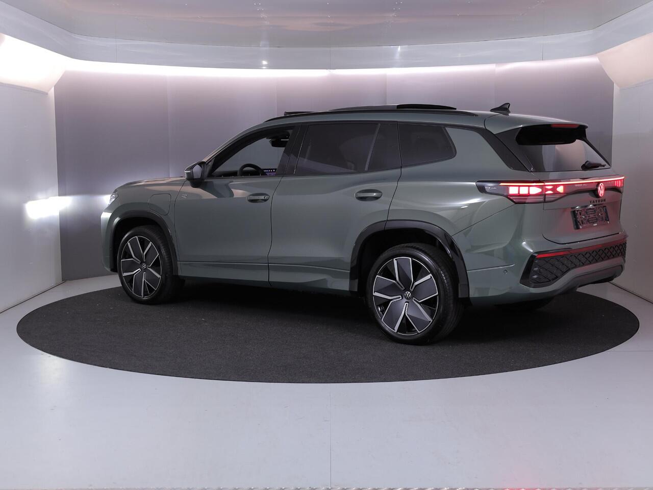 Volkswagen Tayron 1.5 eHybrid R-Line Edition 272 pk Automaat (DSG) | Navigatie | Panoramadak | Parkeersensoren (Park assist) | Achteruitrijcamera | Black Style pakket | R-Line |