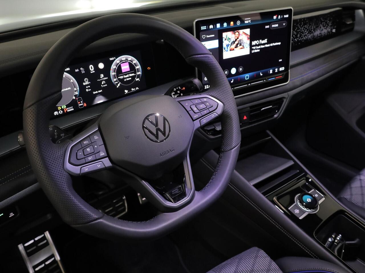 Volkswagen Tayron 1.5 eHybrid R-Line Edition 272 pk Automaat (DSG) | Navigatie | Panoramadak | Parkeersensoren (Park assist) | Achteruitrijcamera | Black Style pakket | R-Line |