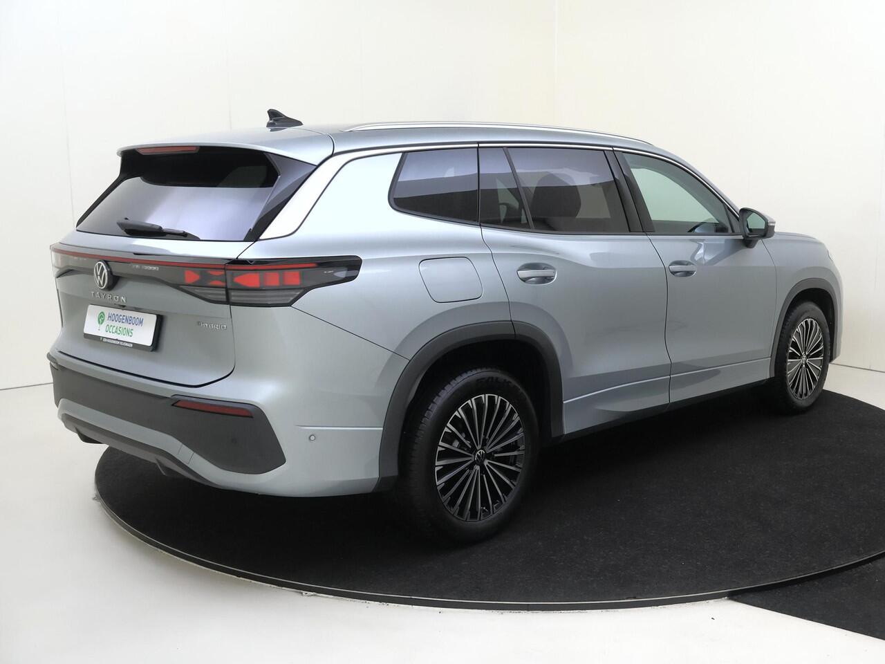 Volkswagen Tayron 1.5 eHybrid Life Edition | SoH 100% | Trekhaak | Achteruitrijcamera | Adaptieve demping systeem | 3-zone airco | Dodehoek detectie | Adaptieve cruise control | CarPlay | Stoel- en stuurwielverwarming |