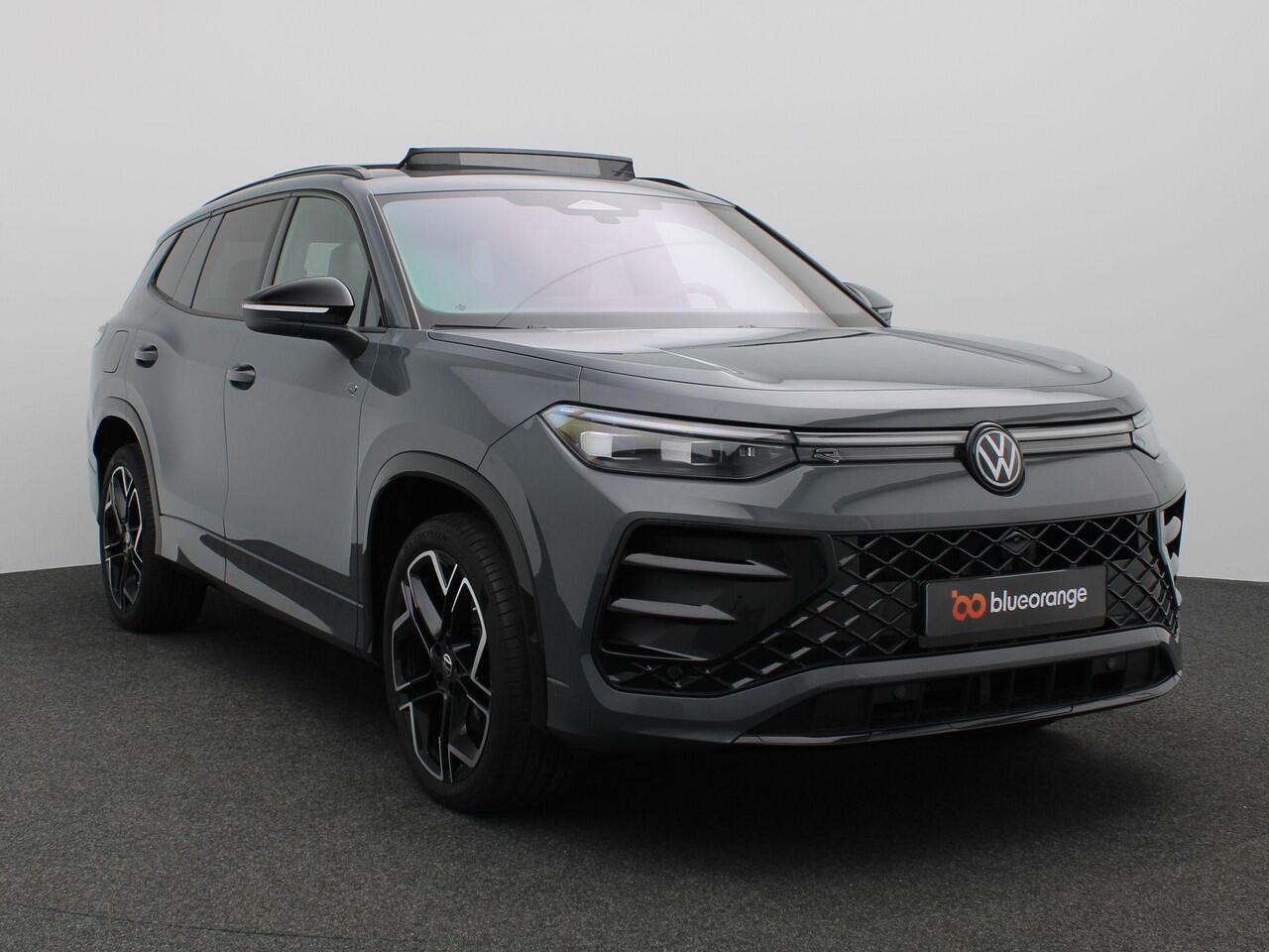 Volkswagen Tayron 1.5 eHybrid R-Line Edition 272PK DSG SOH 100%, Pano-Schuifdak, Black Style, Trekhaak, Matrix LED Verlichting, 20", Leder, Memorystoel, 360gr. Camera