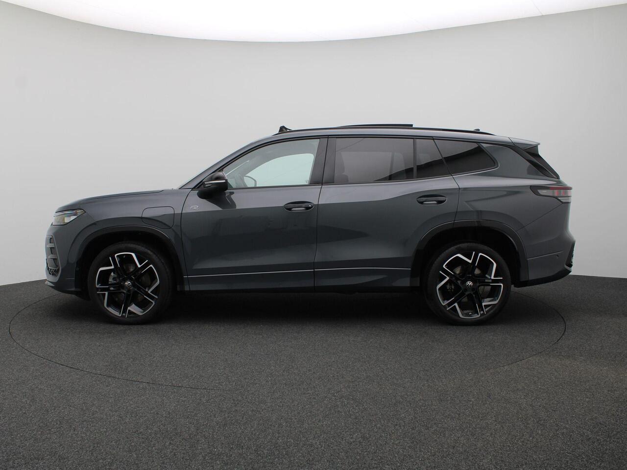 Volkswagen Tayron 1.5 eHybrid R-Line Edition 272PK DSG SOH 100%, Pano-Schuifdak, Black Style, Trekhaak, Matrix LED Verlichting, 20", Leder, Memorystoel, 360gr. Camera