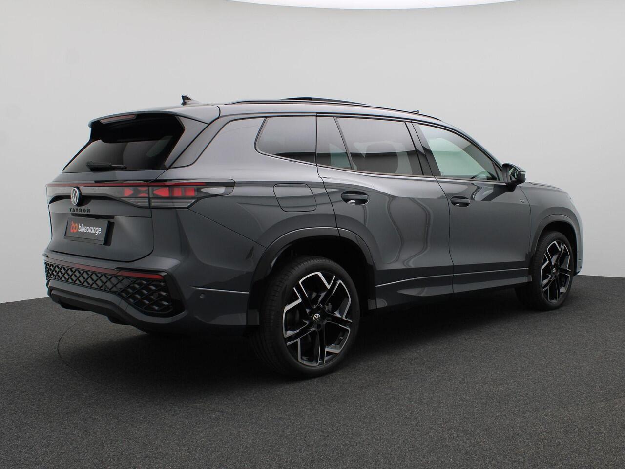 Volkswagen Tayron 1.5 eHybrid R-Line Edition 272PK DSG SOH 100%, Pano-Schuifdak, Black Style, Trekhaak, Matrix LED Verlichting, 20", Leder, Memorystoel, 360gr. Camera