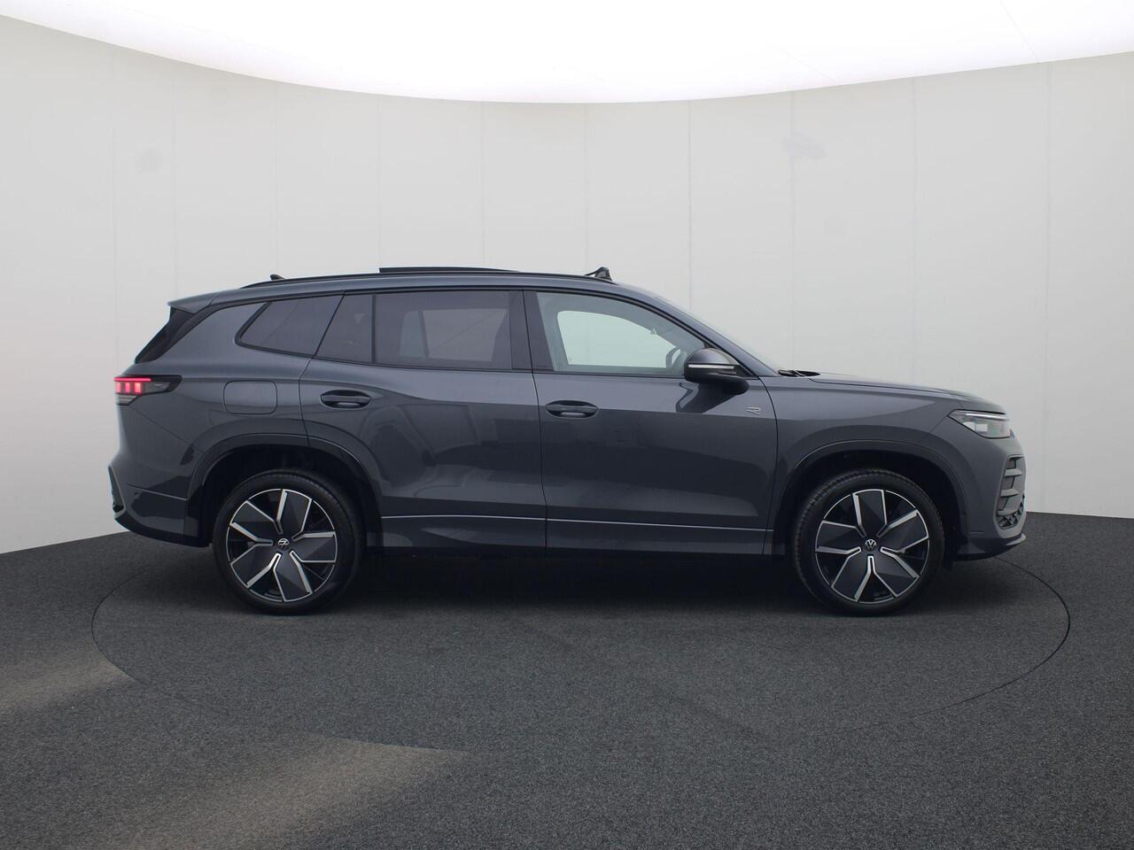 Volkswagen Tayron 1.5eHybrid 200kW/272PK R-Line · Panoramadak · Camera + Parkeersensoren · Apple/Android · Garantie t/m 08-12-2030 of 100000km