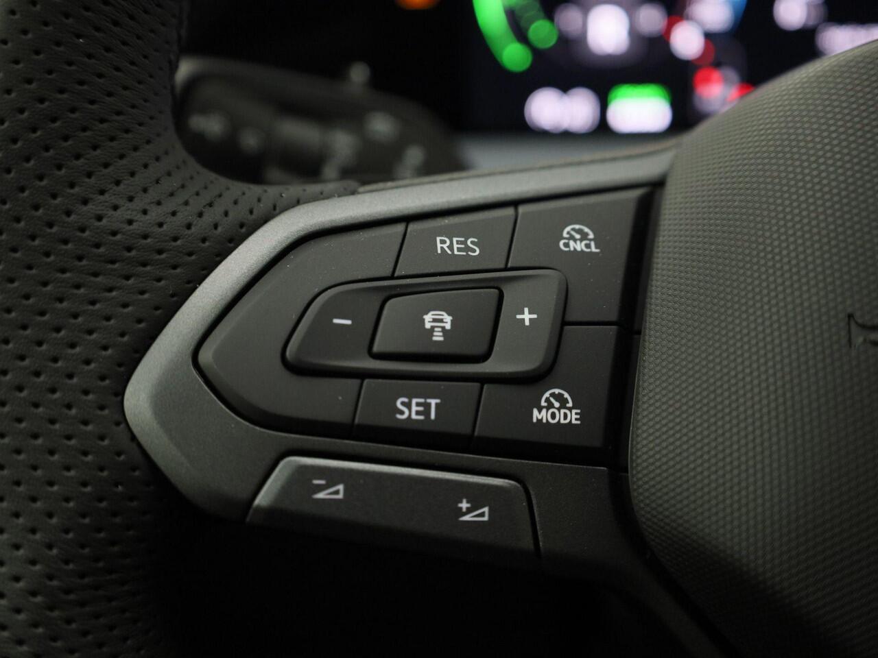 Volkswagen Tayron 1.5eHybrid 200kW/272PK R-Line · Panoramadak · Camera + Parkeersensoren · Apple/Android · Garantie t/m 08-12-2030 of 100000km