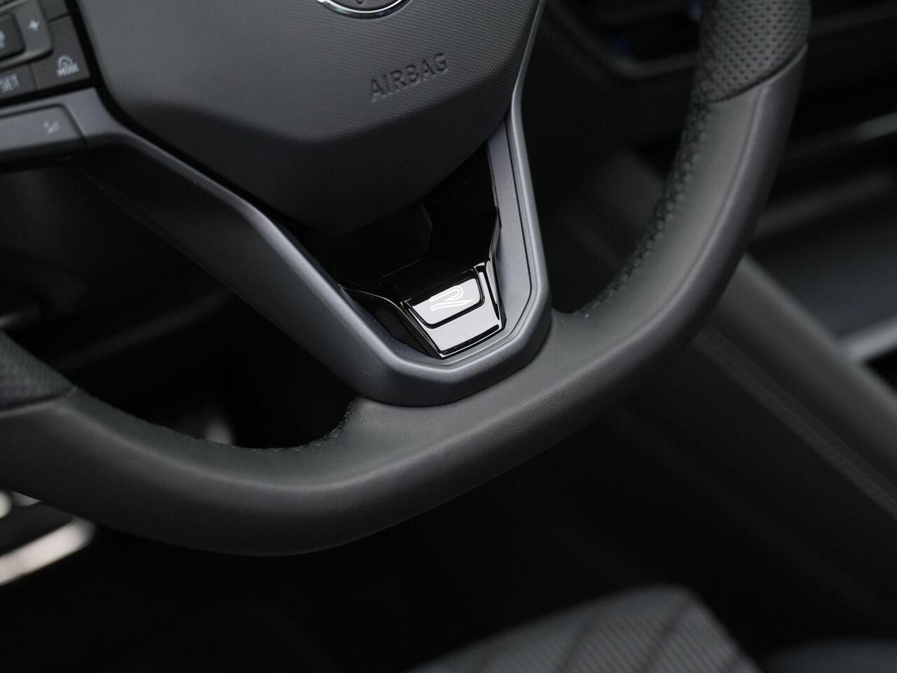 Volkswagen Tayron 1.5 eHybrid 272 pk R-Line Edition | Panoramadak | Adaptief onderstel | Stuur-/achterbankverwarming | Achteruitrijcamera | Navigatie