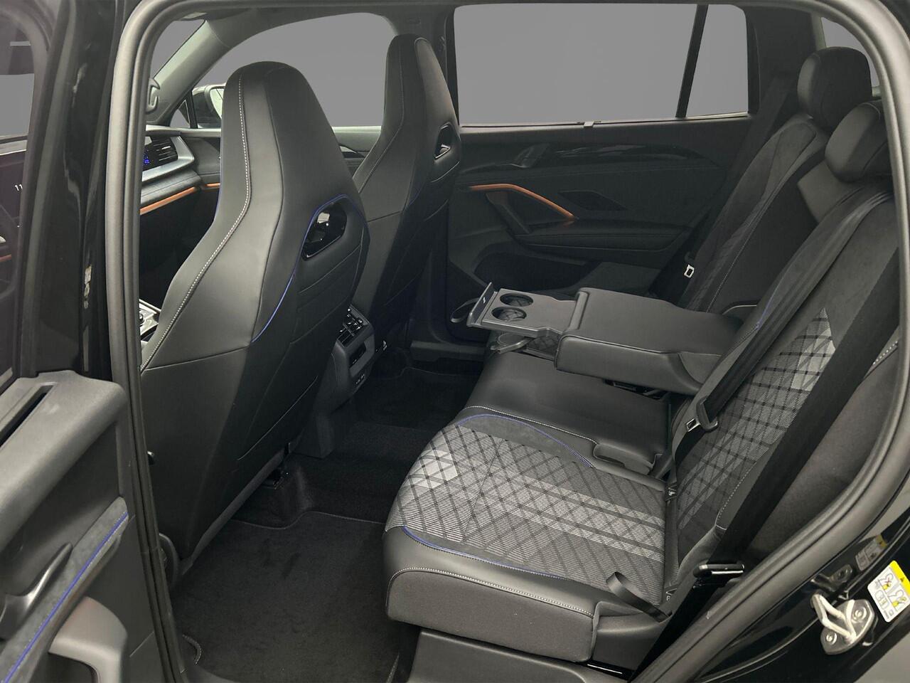 Volkswagen Tayron R-Line Edition 1.5 TSI eHybrid 272pk DSG Automaat Trekhaak, Panoramadak, Adaptive cruise control, Black style, Navigatie, Elektrische achterklep, LED matrix koplampen