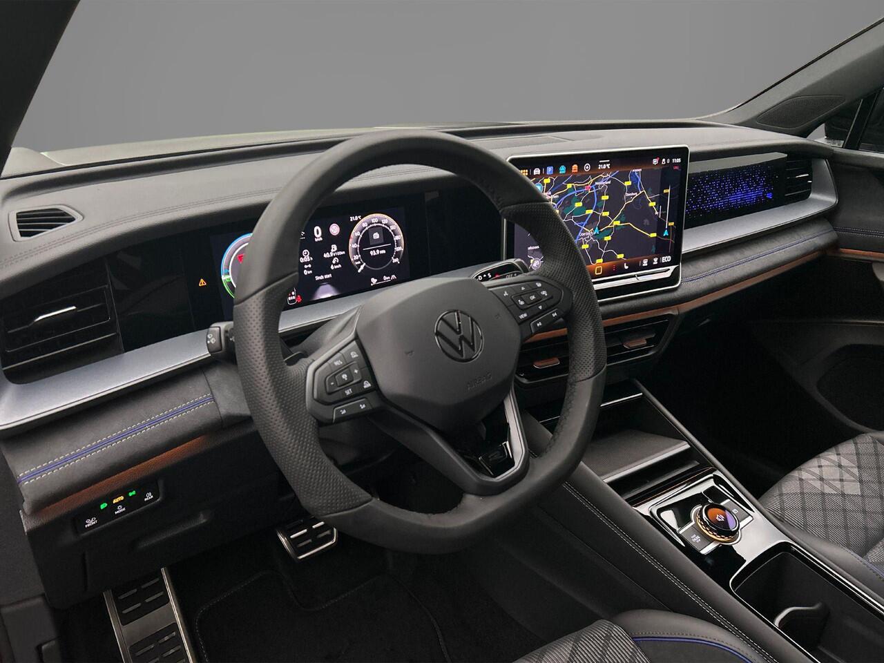 Volkswagen Tayron R-Line Edition 1.5 TSI eHybrid 272pk DSG Automaat Trekhaak, Panoramadak, Adaptive cruise control, Black style, Navigatie, Elektrische achterklep, LED matrix koplampen