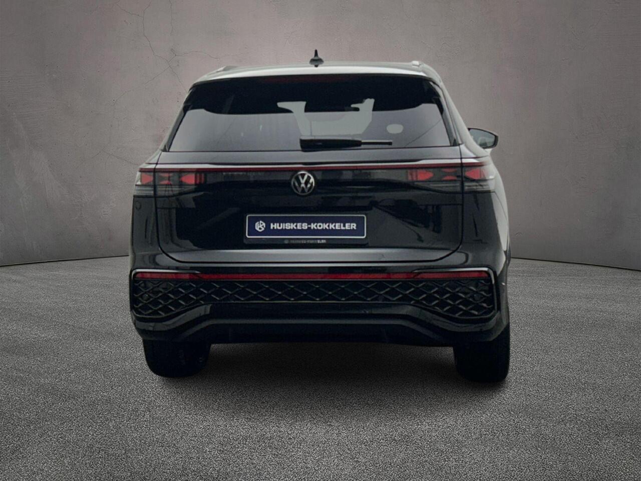 Volkswagen Tayron R-Line Edition 1.5 TSI eHybrid 272pk DSG Automaat Trekhaak, Panoramadak, Adaptive cruise control, Black style, Navigatie, Elektrische achterklep, LED matrix koplampen