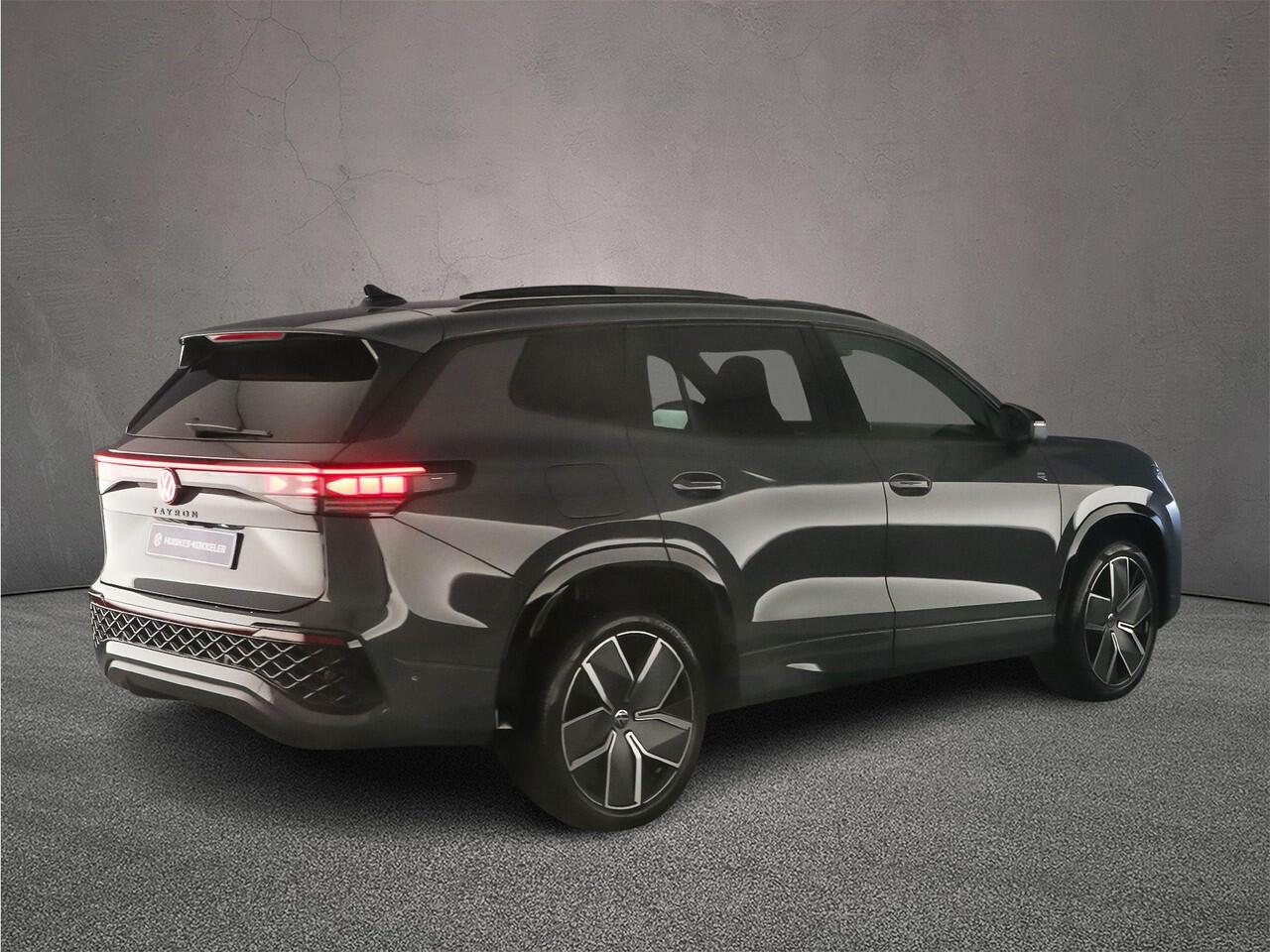 Volkswagen Tayron R-Line Edition 1.5 TSI eHybrid 272pk DSG Automaat Trekhaak, Panoramadak, Black style, Adaptive cruise control, 360 camera, Navigatie, Elektrische achterklep