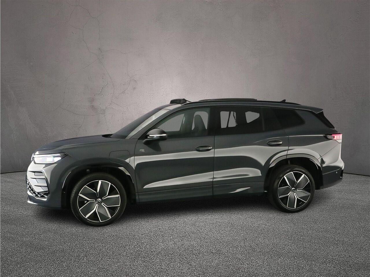 Volkswagen Tayron R-Line Edition 1.5 TSI eHybrid 272pk DSG Automaat Trekhaak, Black style, Panoramadak, Adaptive cruise control, Elektrische achterklep, 360 camera, Achteruitrijcamera