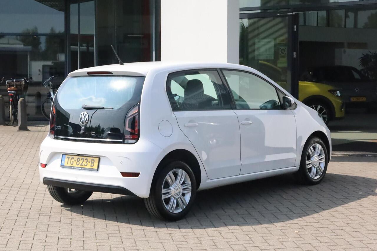 Volkswagen UP! 1.0 BMT high up! 60PK / 44kW, Achteruitrijcamera, 15" LMV, cruise control, parkeersensoren achter, bluetooth audio, multifunctioneel lederen stuurwiel, airco, NL auto 1e eigenaar dealeronderhouden