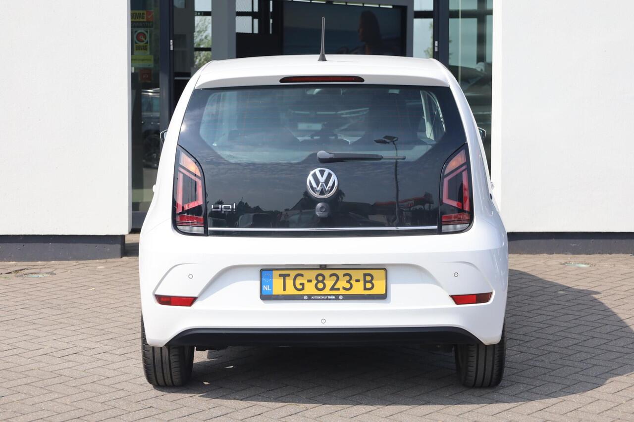 Volkswagen UP! 1.0 BMT high up! 60PK / 44kW, Achteruitrijcamera, 15" LMV, cruise control, parkeersensoren achter, bluetooth audio, multifunctioneel lederen stuurwiel, airco, NL auto 1e eigenaar dealeronderhouden