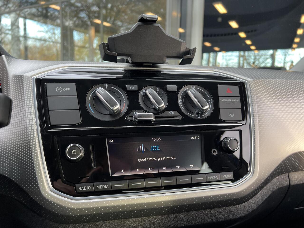 Volkswagen UP! 1.0 BMT high up! | Camera | Cruise Control | Airco |