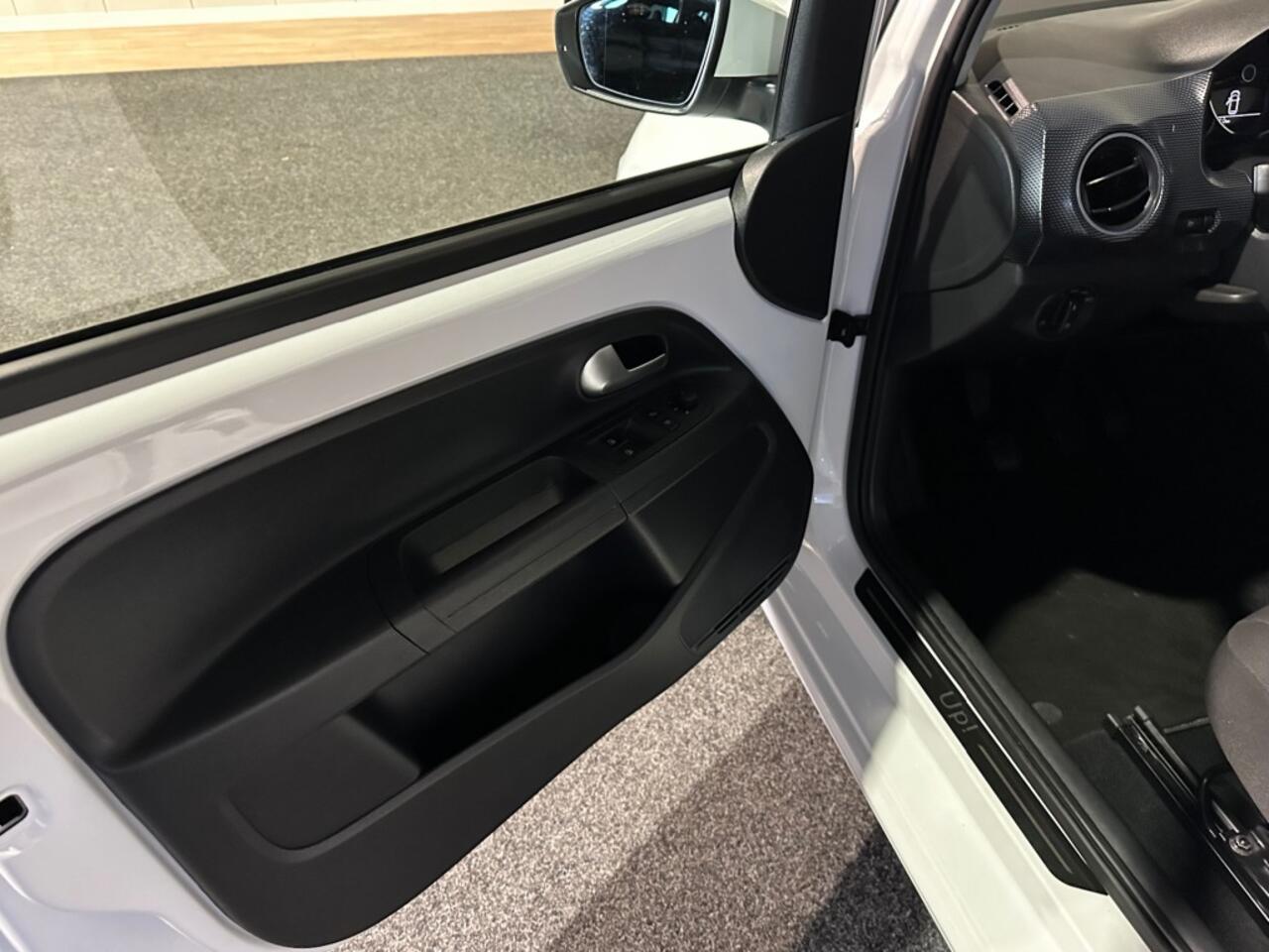 Volkswagen UP! 1.0 BMT MOVE UP! NAP l 5DRS l AIRCO l BLUETOOTH l