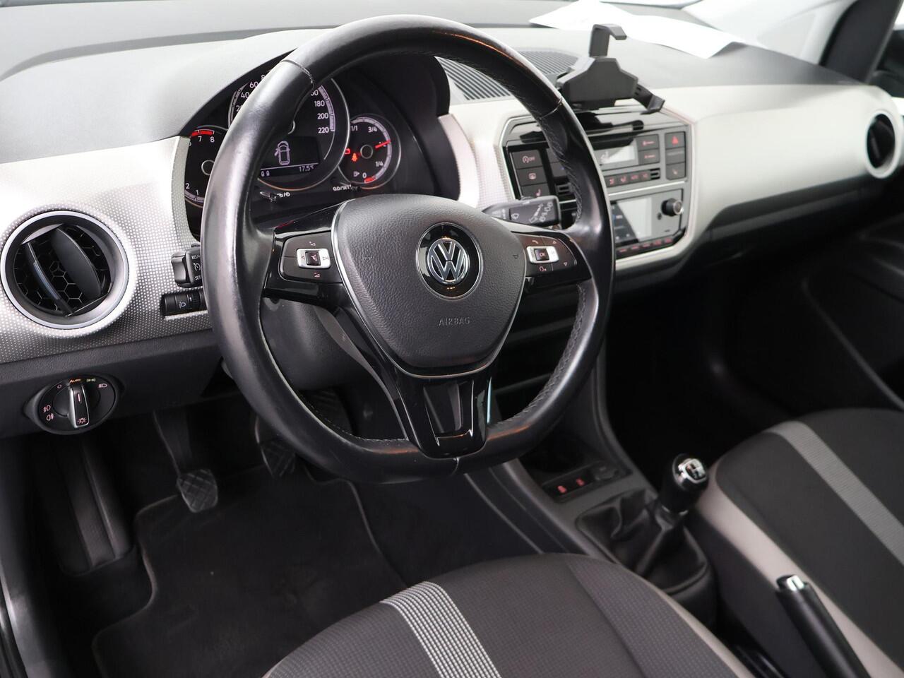 Volkswagen UP! 1.0 BMT high up! | 60 PK | Cruise control | Voorstoelen verwarmd | Climate control |