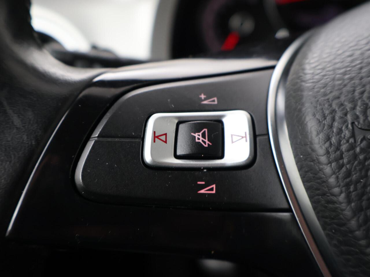 Volkswagen UP! 1.0 BMT high up! | 60 PK | Cruise control | Voorstoelen verwarmd | Climate control |