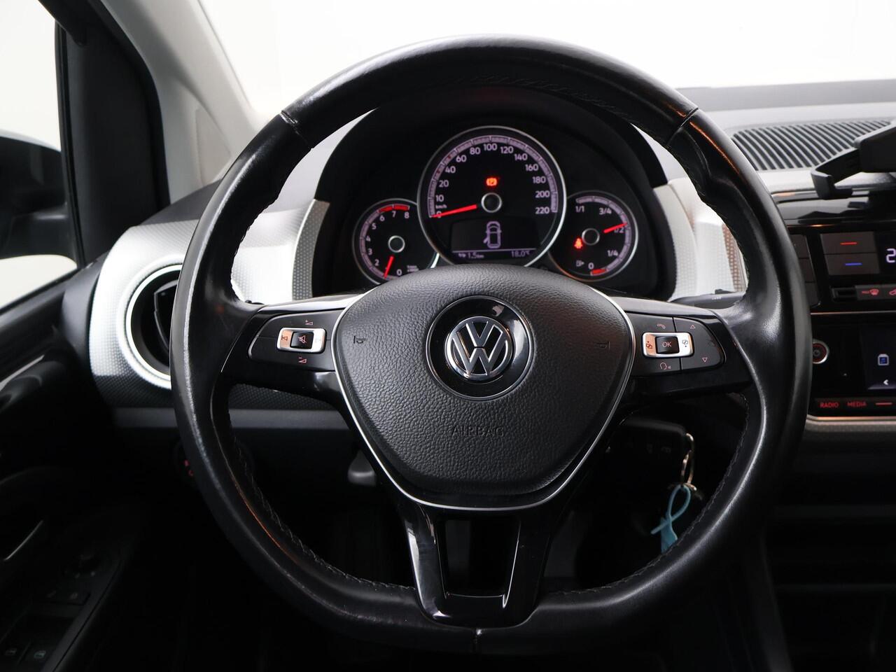 Volkswagen UP! 1.0 BMT high up! | 60 PK | Cruise control | Voorstoelen verwarmd | Climate control |