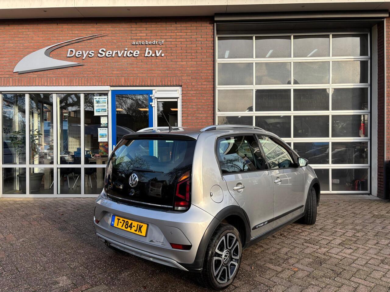 Volkswagen UP! 1.0 TSI BMT Cross | Cruise Control | Climate Control | Stoelverwarming | Bluetooth Radio | Parkeersensor | Etc.