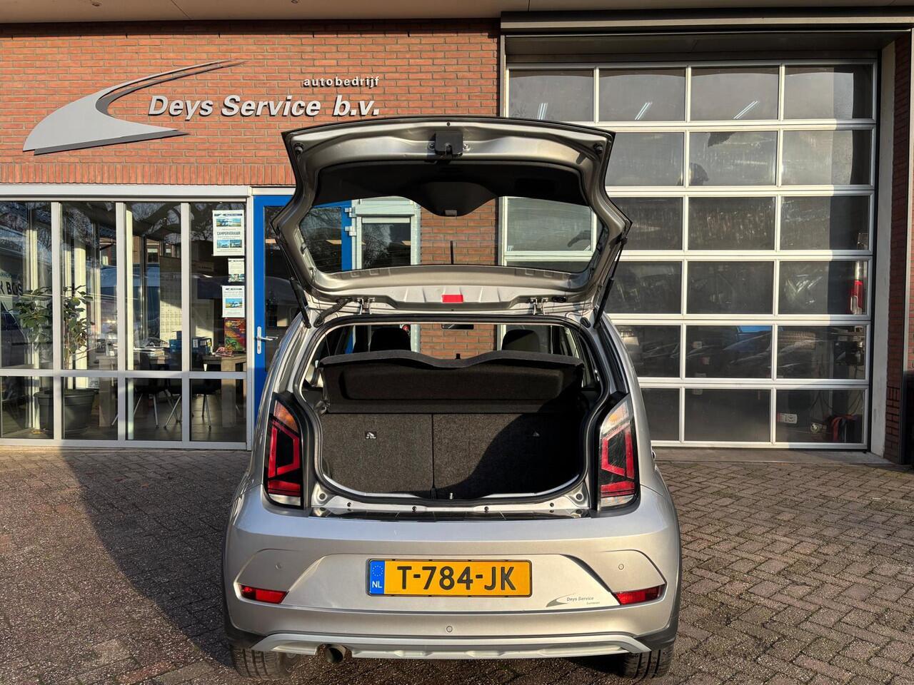 Volkswagen UP! 1.0 TSI BMT Cross | Cruise Control | Climate Control | Stoelverwarming | Bluetooth Radio | Parkeersensor | Etc.