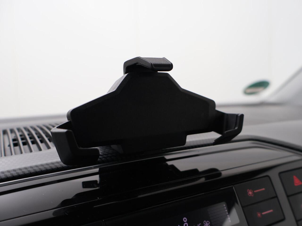 Volkswagen UP! 1.0 BMT move up! | 60 PK | Achteruitrijcamera | Climate control | DAB+ radio |