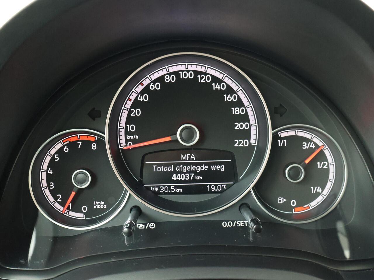 Volkswagen UP! 1.0 BMT move up! | 60 PK | Achteruitrijcamera | Climate control | DAB+ radio |