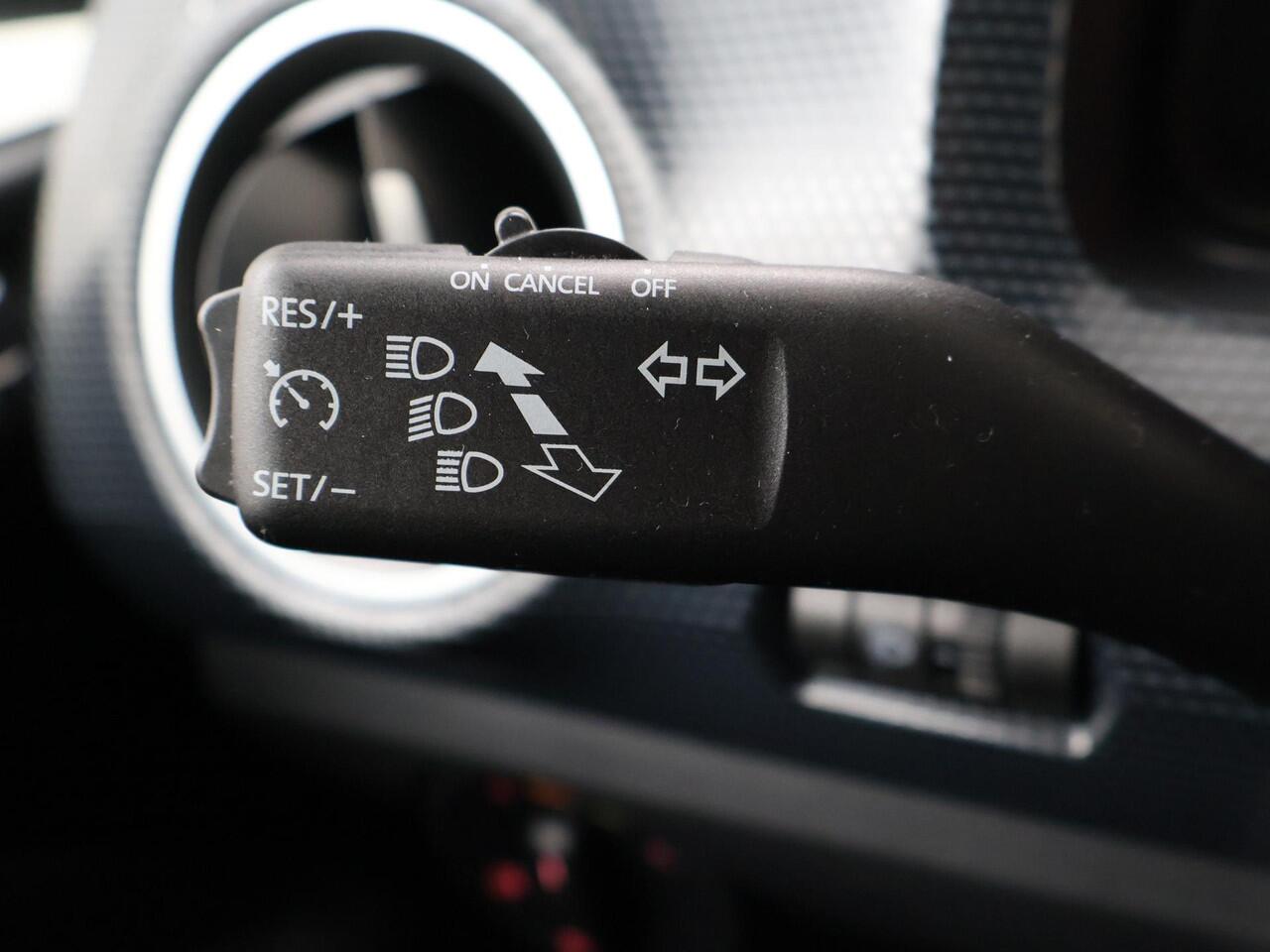 Volkswagen UP! 1.0 BMT move up! | 60 PK | Achteruitrijcamera | Climate control | DAB+ radio |