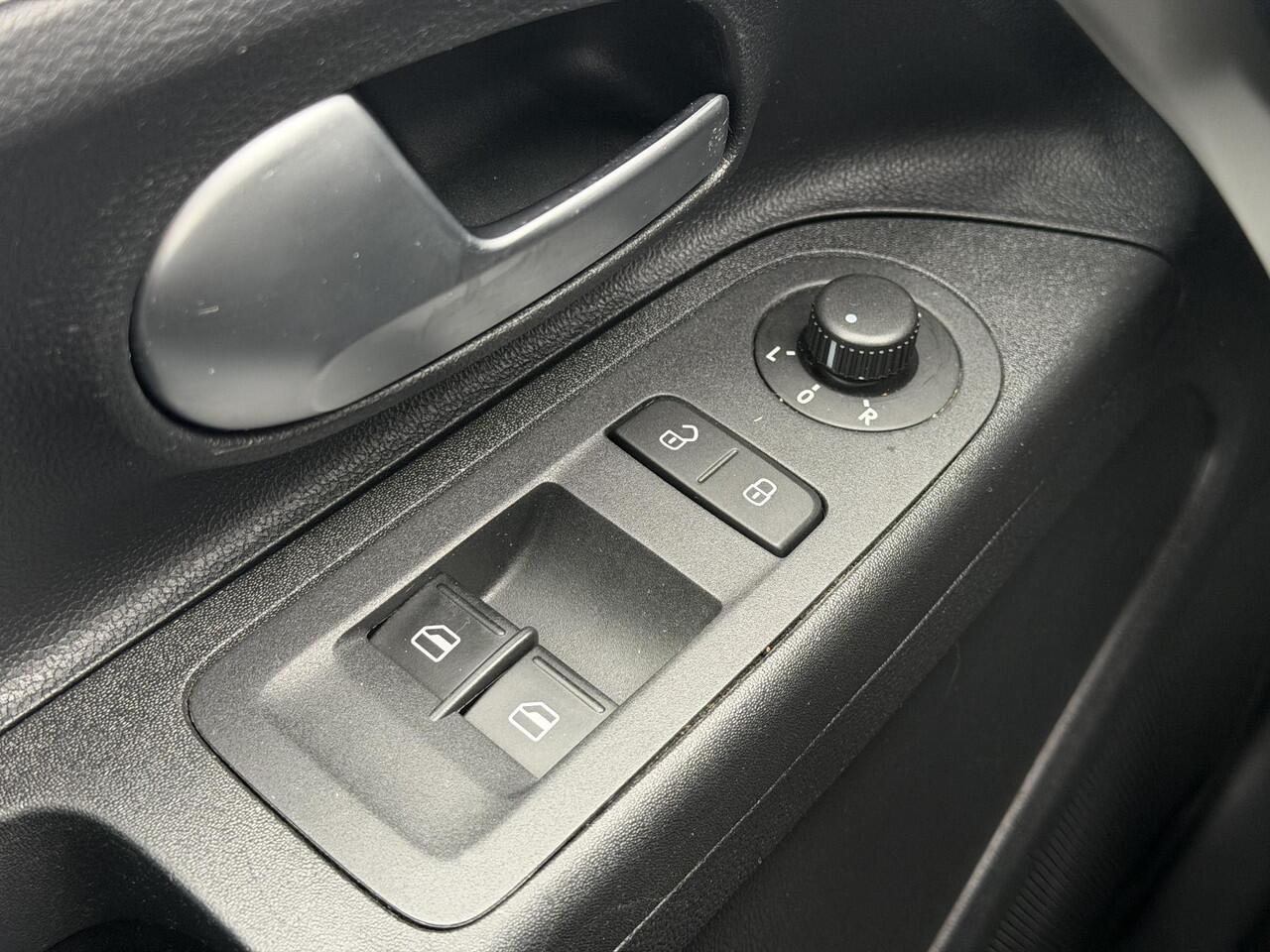 Volkswagen UP! 1.0 Handgeschakeld / Dealer Onderhouden / Stoelverwarming / Multimedia Bluetooth / Airco / Centrale deurvergrendeling / Elektr. Ramen / Rijstrooksensor /