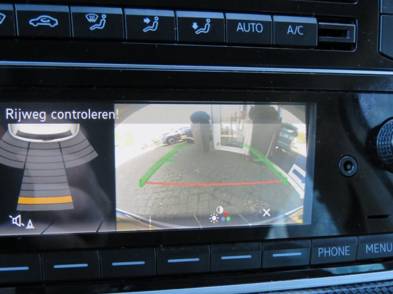 Volkswagen UP! 1.0 / Camera / Clima / Navigatie / BOVAG garantie