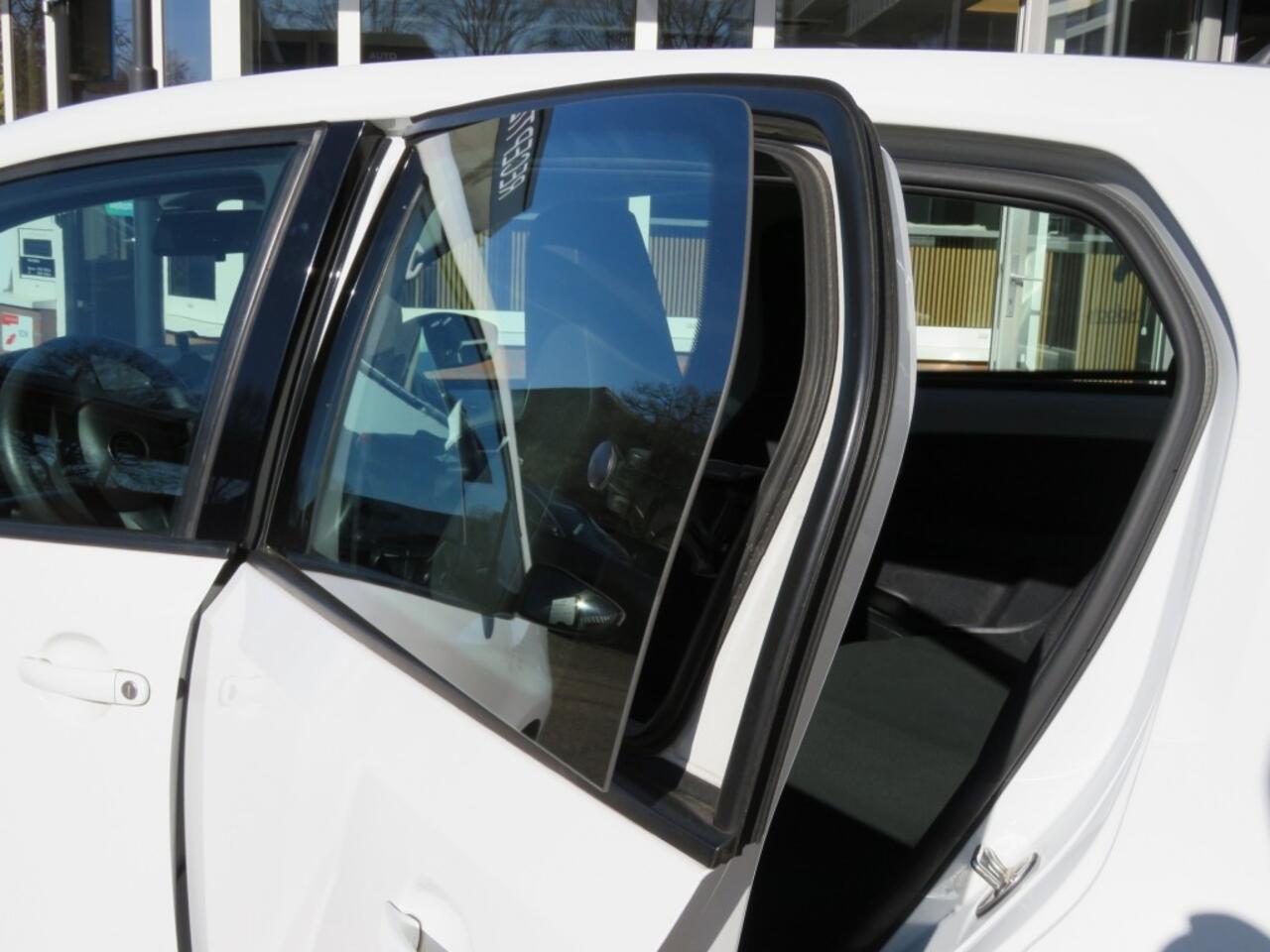Volkswagen UP! 1.0 / Camera / Clima / Navigatie / BOVAG garantie