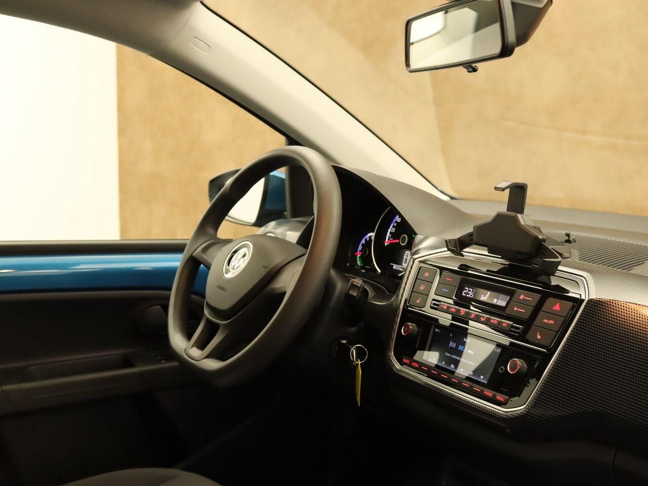 Volkswagen UP! e-Up! e-up! SOH 93,5% !!!- 2 LAADKABELS - CLIMATE CONTROL - STOELVERWARMING - CRUISE CONTROL - LICHTSENSOR - VOORRUITVERWARMING - BLUETOOTH - PARKEERSENSOREN ACHTER - ACHTERUIT RIJCAMERA