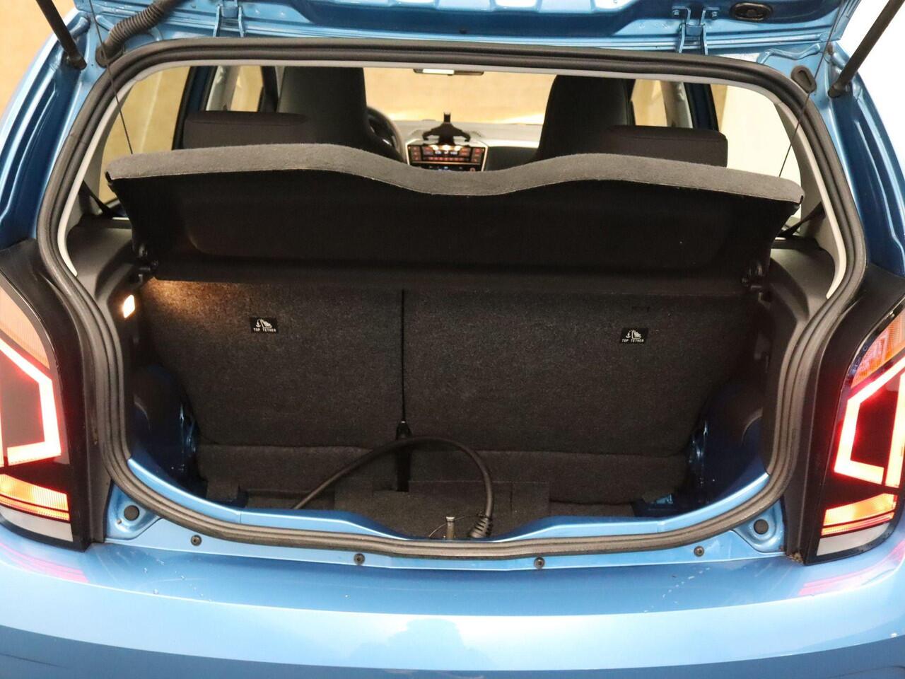 Volkswagen UP! e-Up! e-up! SOH 93,5% !!!- 2 LAADKABELS - CLIMATE CONTROL - STOELVERWARMING - CRUISE CONTROL - LICHTSENSOR - VOORRUITVERWARMING - BLUETOOTH - PARKEERSENSOREN ACHTER - ACHTERUIT RIJCAMERA