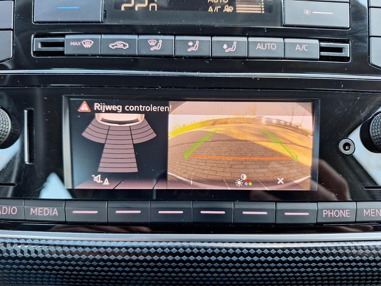 Volkswagen UP! 1.0 (Clima,Camera,LM,Cruise)