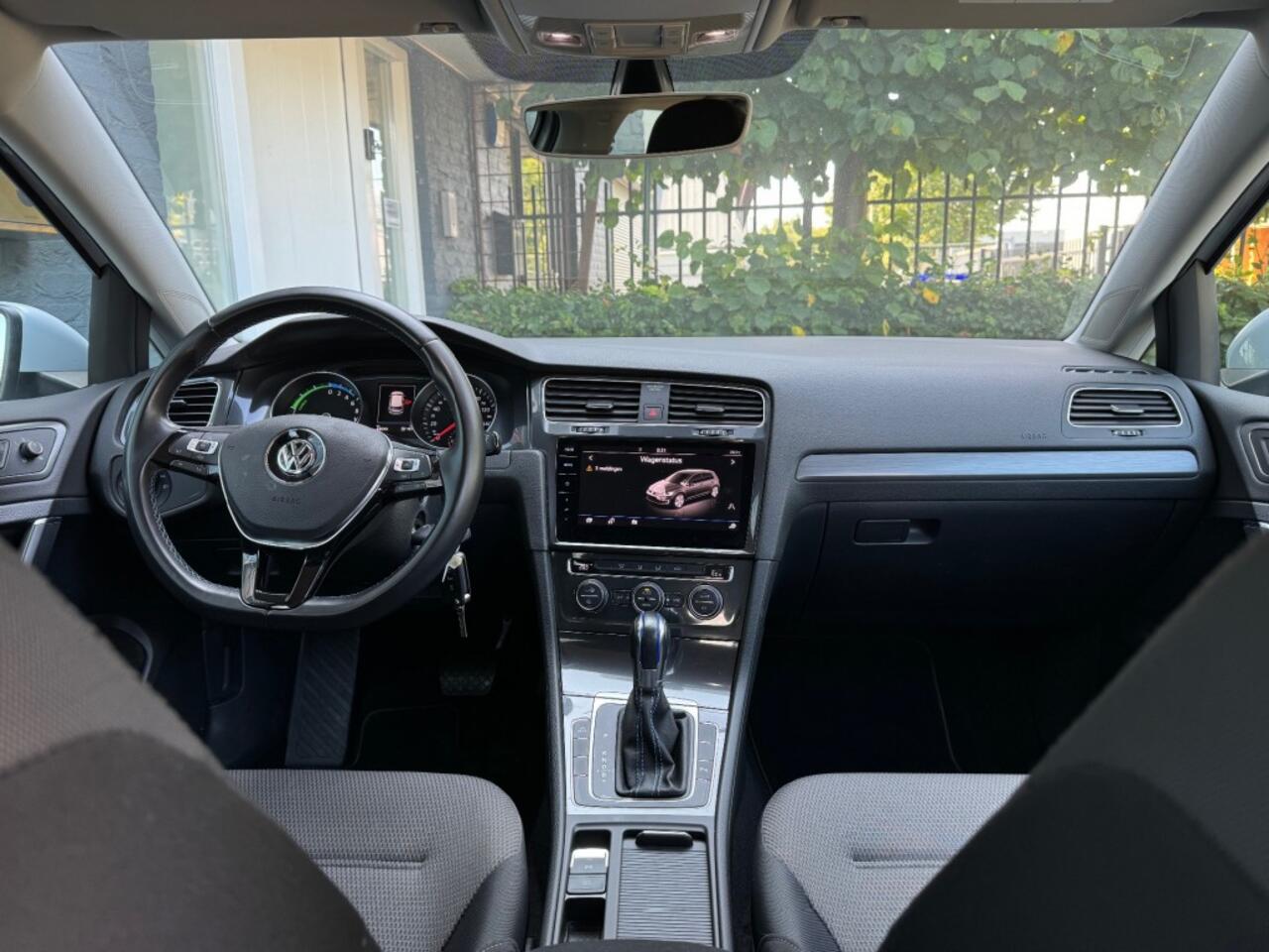 Volkswagen e-Golf E-Golf - Virt. cockpit + Camera + Navi - 44 dkm! -