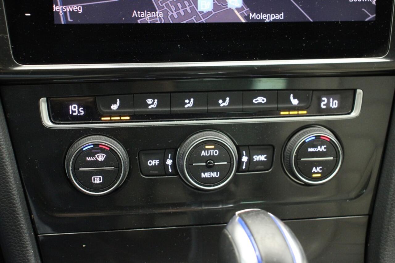 Volkswagen e-Golf Electric - Carplay, Camera, Leer, Stoelverw. Digtal cockpit, SOH 88%